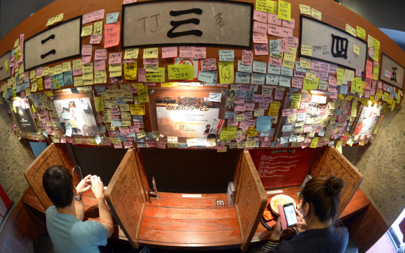 23일 서울 신촌의 한 일본 라면집에서 싱글족들이 혼자서 식사를 하고 있다. 이곳은 좌석에 독서실처럼 칸막이를 설치해 식사하는 사람들이 서로 얼굴을 볼 수 없도록 설계했다. 