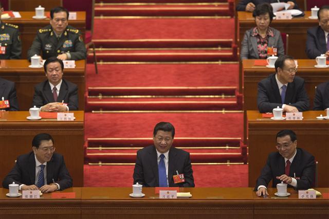지난 3월 15일 중국 5세대 지도부의 주요 보직을 선출하는 전국인민대표대회에서 시진핑(가운데) 국가주석이 리커창(오른쪽) 총리, 장더장(왼쪽) 전인대 상무위원장과 환담을 나누고 있다. AP=연합뉴스