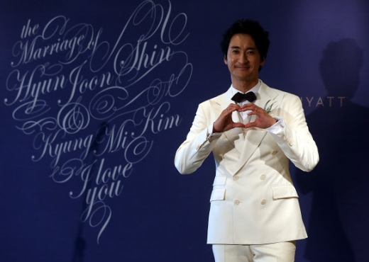 배우 신현준이 26일 오후 서울 용산구 하얏트 호텔에서 열린 결혼 기자회견에서 포토타임을 갖고 있다.<br>연합뉴스