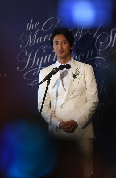 배우 신현준이 26일 오후 서울 용산구 하얏트 호텔에서 열린 결혼 기자회견에서 결혼소감을 말하고 있다.<br>연합뉴스