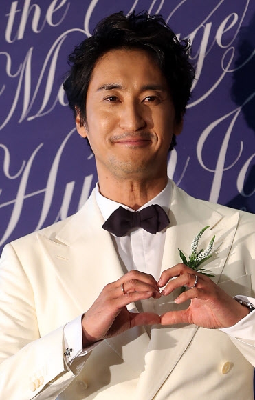 배우 신현준이 26일 오후 서울 용산구 하얏트 호텔에서 열린 결혼 기자회견에서 포토타임을 갖고 있다.<br>연합뉴스