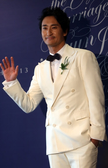 배우 신현준이 26일 오후 서울 용산구 하얏트 호텔에서 열린 결혼 기자회견에서 포토타임을 갖고 있다.<br>연합뉴스