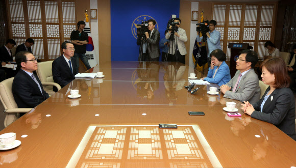 민주당 신경민 최고위원을 비롯한 의원들이 27일 오후  ‘국정원의 선거개입 의혹’ 사건과 관련해 서울지방경찰청 관계자가 증거인멸을 시도한 것으로 드러난 것에 대해 서울 서대문구 미근동 경찰청을 항의방문해 이성한 경찰청장과 대화를 나누고 있다.   연합뉴스