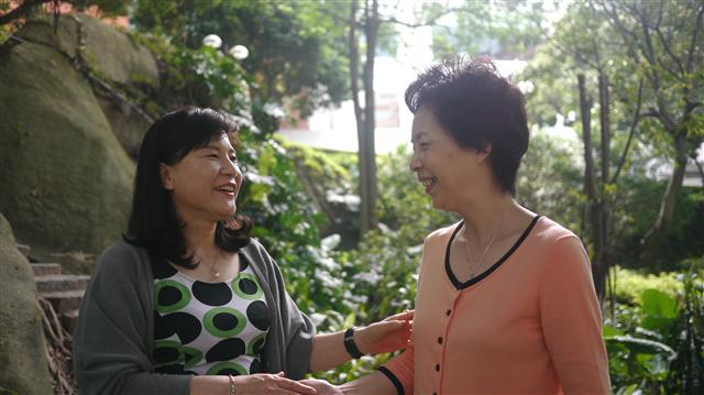 지난 26일 제7차 한·중작가회의가 열린 중국 푸젠성 샤먼시에서 만난 소설가 이현수(왼쪽)와 판샤오칭. 두 작가는 “영상문화의 홍수가 제아무리 거세도 문학이라는 물줄기는 여전히 힘이 세다”고 한목소리를 냈다.