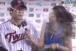 [프로야구] 임찬규 ‘물벼락 세리머니’ 논란