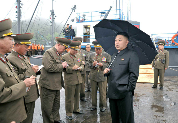 북한 김정은 국방위원회 제1위원장이 제313군부대 산하 8월25일수산사업소를 현지지도했다고 노동신문이 28일 전했다. 연합뉴스