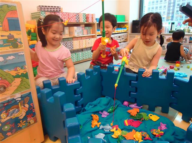 서울 종로구 서린동 SK이노베이션 본사에 마련된 어린이집에서 임직원 자녀들이 즐겁게 놀이를 하고 있다. SK이노베이션 제공