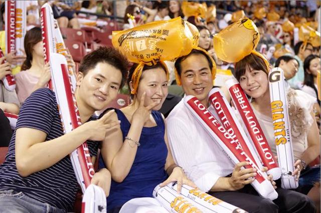 다양한 가족행사를 펼치고 있는 롯데면세점은 6월 한 달 동안 서울·인천·부산 등 전국에서 임직원과 가족 등 총 650여명이 프로야구를 관람하는 ‘스포츠 데이’를 실시한다. 롯데그룹 제공 