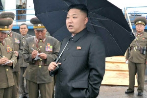 北 김정은, 주머니에 한 손 찔러넣고…