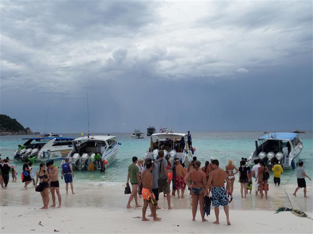시밀란 섬에는 선착장이 없다 보니 보트에서 타고 내린다. 수중 스포츠의 천국으로 관광객들이 몰리고 있다.