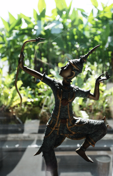 6성급 리조트 르 메르디앙에서 만날 수 있는 전통 조각상.
