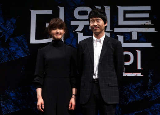 30일 오전 서울 강남구 CGV 압구정에서 열린 영화 ‘더 웹툰 예고살인’(감독 김용균) 제작보고회에서 배우 이시영(왼쪽)과 엄기준이 포토타임을 갖고 있다. <br>연합뉴스