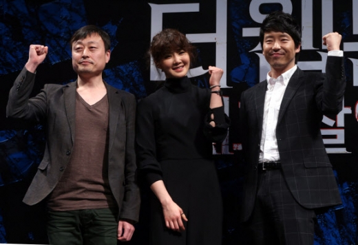 30일 오전 서울 강남구 CGV 압구정에서 열린 영화 ‘더 웹툰 예고살인’ 제작보고회에서 김용균 감독(왼쪽부터), 배우 이시영, 엄기준이 포토타임을 갖고 있다.<br>연합뉴스