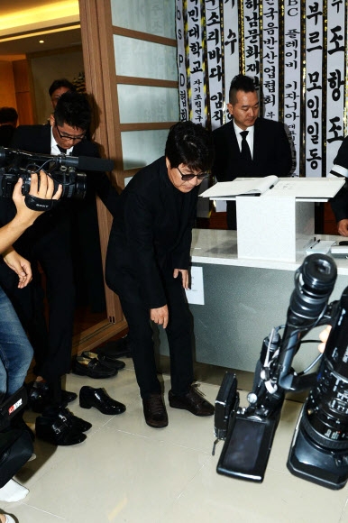 가수 조용필이 31일 오후 서울 종로구 연건동 서울대학교병원 장례식장에 마련된 라디오 DJ 故 이종환 씨의 빈소를 찾아 조문하고 있다. <br>연합뉴스