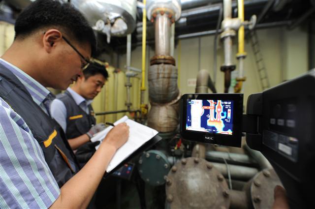 이마트 에너지 진단팀이 지난달 31일 협력업체인 경기 안성시 소재 도드람푸드에서 열화상카메라를 이용해 기기의 전력사용을 측정하고 있다.  이마트 제공