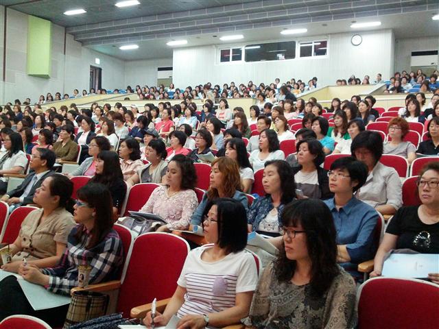 지난달 31일 서울시 노원구민회관 대강당에 모인 교사와 학부모들이 자녀의 진로 선택을 위한 효율적인 학습방법과 공교육을 통한 학습 성공 사례에 대해 이남렬 한국진학정책연구소장의 강의를 듣고 있다. 북부지원교육지원청 제공