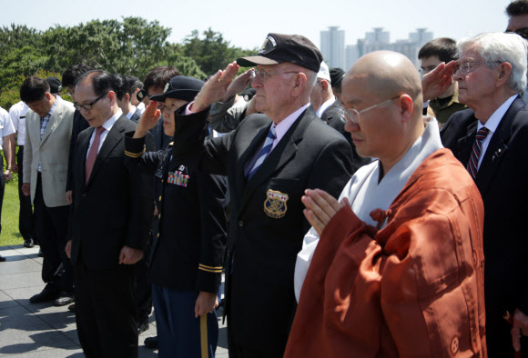 한국전쟁에 참전한 미국 노병들과 그 가족들이 61년 만에 부산 대연동 유엔기념공원을 방문해 3일 추모의 시간을 가졌다.  연합뉴스