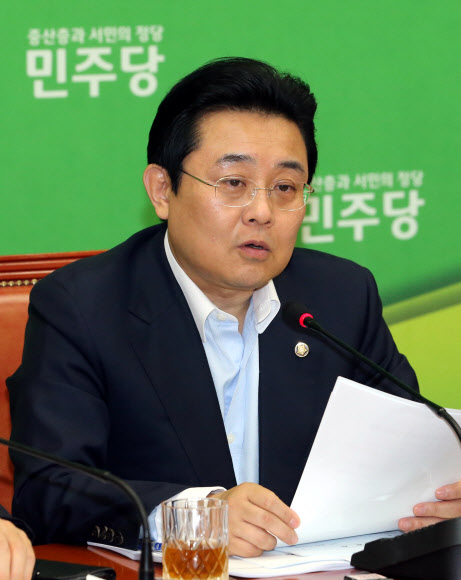 전병헌 민주당 원내대표가 4일 서울 국회 원내대표실에서 열린 원내대책회의에서 모두발언을 하고 있다. 연합뉴스