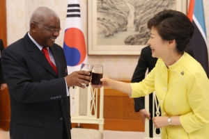 박대통령, 모잠비크 대통령과 정상회담 “새마을 정신이 발전에 도움될 것”