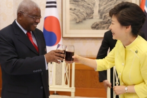 朴대통령 취임 100일… 모잠비크 대통령과 자원외교