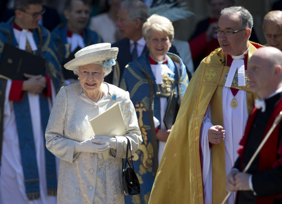 英 엘리자베스 2세 대관식 60주년 기념예식… 캐머런 총리 등 2000여명 참석