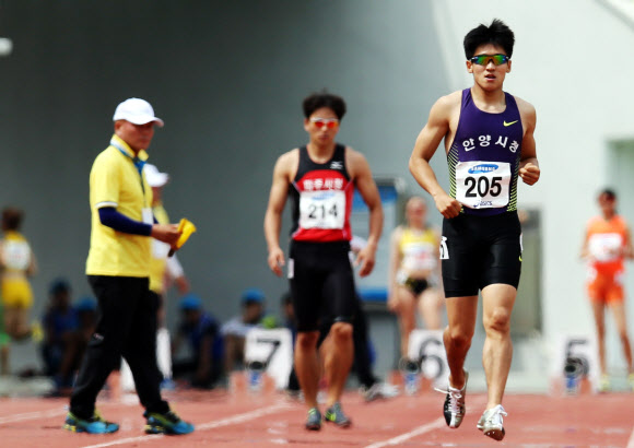 5일 오후 전남 여수시 망마경기장에서 열린 ‘전국육상경기선수권대회’ 100m 남자 결승에서 한국신기록이 경신이 기대됐던 안양시청 김국영이 부정출발로 실격하고 있다.  연합뉴스