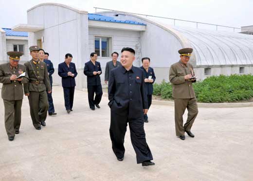 북한 김정은 국방위원회 제1위원장이 새로 지어진 보성버섯공장을 현지지도하고 있다고 조선중앙통신이 6일 보도했다. 조선중앙통신은 이 사진을 보도하며 정확한 촬영 일시는 밝히지 않았다. 연합뉴스