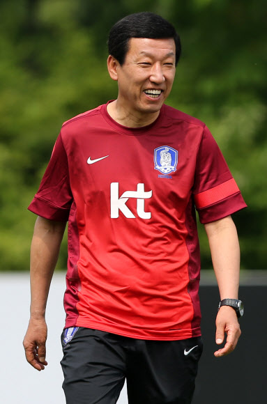 레바논과의 2014브라질월드컵 아시아최종예선에서 무승부를 기록한 축구 국가대표팀 최강희 감독이 6일 오전 경기도 파주 NFC(국가대표팀 트레이닝센터)에서 실시된 회복훈련에서 환하게 웃고 있다. 연합뉴스