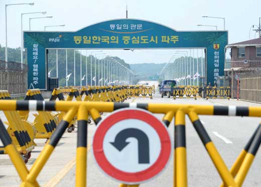 북한이 6일 개성공단과 금강산관광 정상화를 위한 당국회담을 전격 제안한 가운데 개성공단으로 통하는 경기도 파주 통일대교에  통행이 허가된 차량만 간간이 오가고 있다.이호정기자