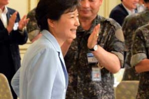 朴대통령,남북경색 해결 조짐에 모처럼 환한 웃음