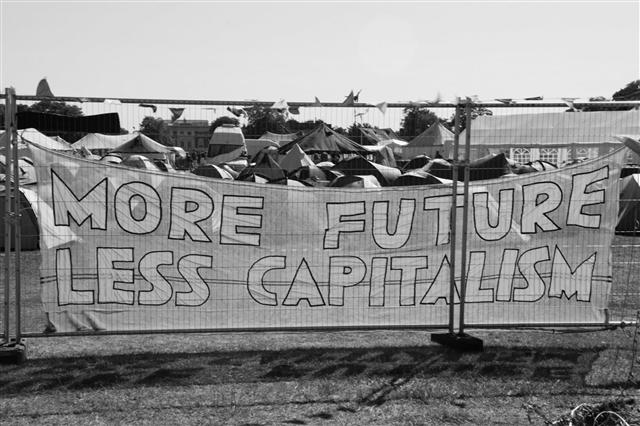 2009년 영국 런던에서 열린 기후 캠프에 내걸린 반 자본주의 구호.