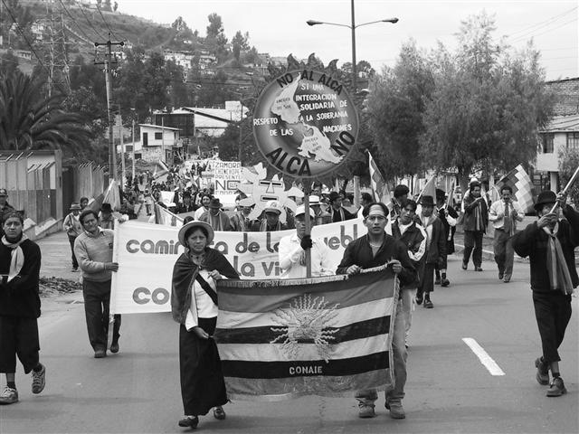 에콰도르 토착 활동가들이 생태 환경 보호를 위한 행진을 하고 있다.