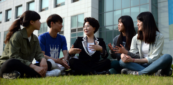 지난달 24일 인천 가천대 메디컬캠퍼스에서 만난 이길여(가운데) 회장이 인터뷰를 마치고 학생들과 함께 캠퍼스 잔디밭에 앉아 즐겁게 얘기하고 있다. 박지환 기자 popocar@seoul.co.kr