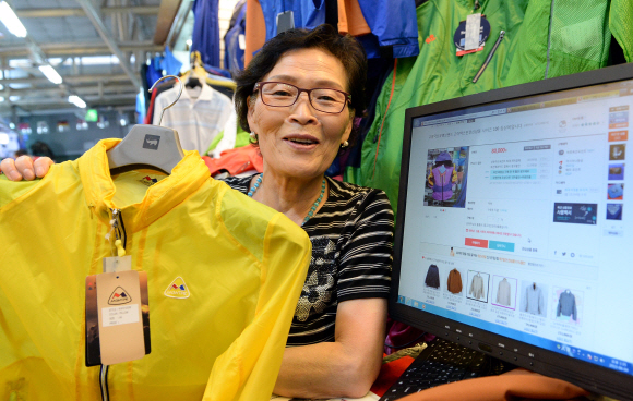 신범순씨가 지난 4일 서울 동대문구 풍물시장에 있는 자신의 가게에서 인터넷 쇼핑몰 판매자 코너에 올린 물건들을 설명하고 있다. 이언탁 기자 utl@seoul.co.kr