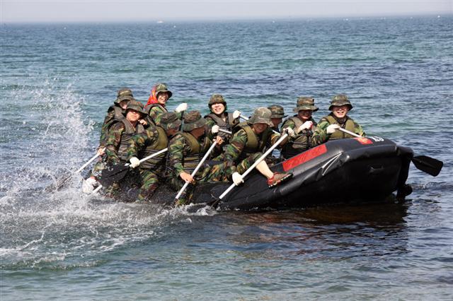 경북 경산시 공무원들이 최근 포항시 흥해읍 칠포리에서 실시된 ‘해병대 극기훈련’에서 수상훈련을 하고 있다. 경산시 제공 