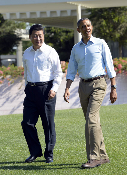 버락 오바마(오른쪽) 미국 대통령과 시진핑 중국 국가주석이 정상회담 이틀째인 8일(현지시간) 캘리포니아주 랜초미라지 서니랜즈의 애넌버그 별장에서 함께 거닐고 있다.  AFP=연합뉴스