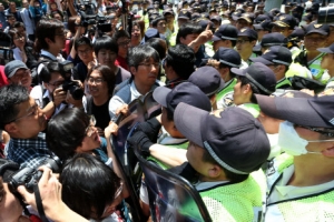 중구청, 대한문 앞 쌍용차 분향소 철거…6명 연행