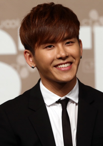 밝게 웃는 호야 <br> 남성그룹 인피니트 멤버 호야가 10일 오후 서울 강남구 청담씨네시티 엠큐브에서 열린 ‘월드투어 콘서트 기자회견’에서 밝게 웃고 있다.   <br>연합뉴스