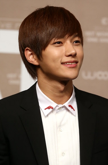 엘, 미소<br>남성그룹 인피니트가 10일 오후 서울 강남구 청담씨네시티 엠큐브에서 열린 ‘월드투어 콘서트 기자회견’에서 팬들에게 인사를 하고 있다.    <br>연합뉴스