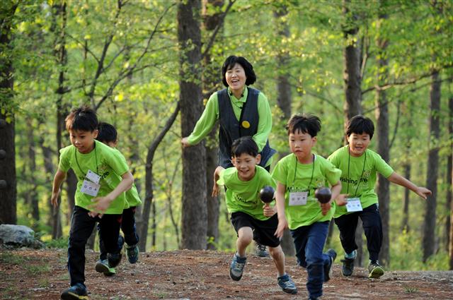 춘천국유림관리소가 운영하는 숲속 다람쥐학교를 찾은 아이들이 숲속을 달리며 즐거워하고 있다. 산림청 제공