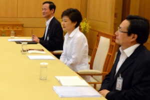 靑 “당국회담 격 안맞으면 신뢰 어려워”