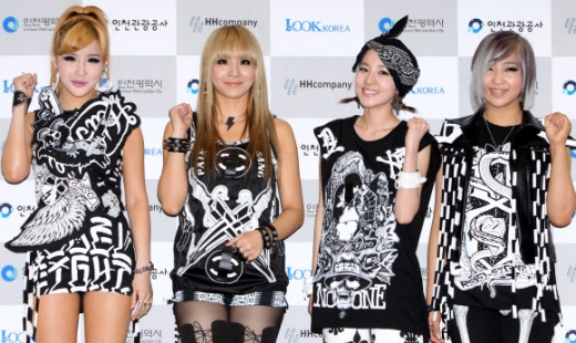 2NE1, 한류 파이팅<br>13일 오후 인천시 문학동 월드컵경기장에서 열린 ‘2011 인천 한류 관광 콘서트’에 참석한 가수 2NE1이 포토타임을 갖고 있다.<br>연합뉴스