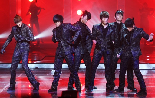 2PM, 2010년도 우리의 해<br>1일 새벽 일산 MBC 드림센터에서 열린 ‘2009 MBC 가요대제전’에서 그룹 2PM이 열창하고 있다. <br>연합뉴스.