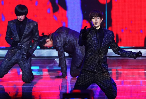 2PM, 2010년도 우리의 해<br>1일 새벽 일산 MBC 드림센터에서 열린 ‘2009 MBC 가요대제전’에서 그룹 2PM이 열창하고 있다. <br>연합뉴스.