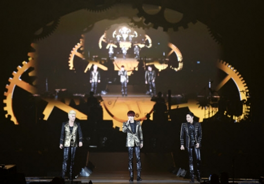 그룹 JYJ가 4일 일본 도쿄돔에서 화려한 무대를 선보이고 있다. JYJ가 도쿄돔에서 공연한 건 2010년 6월 이후 약 3년 만이다. JYJ는 이날까지 사흘 동안 이어진 공연으로 모두 15만 관객을 모았다. 2013.4.4 << 씨제스 엔터테인먼트 제공 >>
