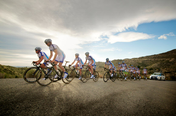 당뇨병이 있는 이들로만 구성된 팀 노보노르디스크 선수들이 11일 경북 구미에서 국내 최대 국제 도로 사이클 대회인 2013 투르드코리아에 출전해 힘차게 페달을 밟고 있다. 지난 9일 개막한 대회는 16일까지 계속된다.  팀 노보노르디스크 제공