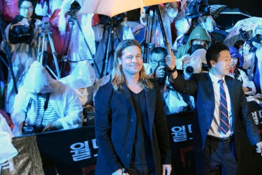 영화 ‘월드워Z’ 홍보차 내한한 헐리웃 스타 브래드 피트가 11일 서울 청계광장에서 레드카펫 행사를 갖고 있다.