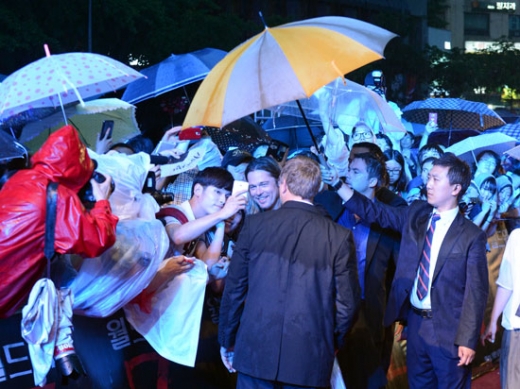 영화 ‘월드워Z’ 홍보차 내한한 헐리웃 스타 브래드 피트가 11일 서울 청계광장에서 레드카펫 행사를 갖고 있다.