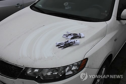 여수에 내린 흑비(검은 비)로 새카만 물질로 덮인 차량. / 연합뉴스