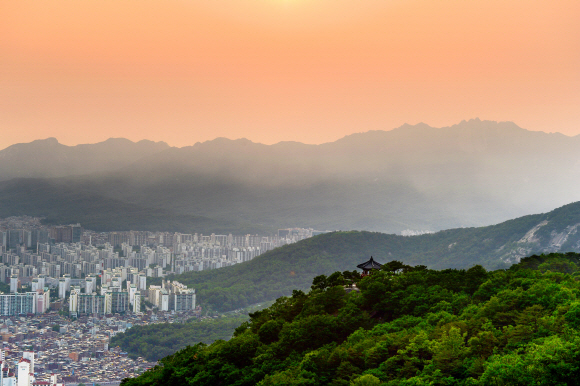 불암산 정상은 360도 풍경 전망대다. 어디 하나 막힌 곳 없이 사방으로 풍경이 흐른다. 상계동 등 서울 동북쪽 풍경이다. 멀리 도봉산이 아련하다.